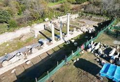 Amastris Antik Kenti'nde Roma dönemine ait sütunlar yerlerine yerleştiriliyor