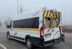 TIR, öğrenci servis minibüsüne çarptı; 20 yaralı