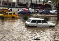 Bodrum'da sağanak; cadde sokaklar göle döndü, araçlar yolda kaldı