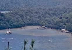 Marmaris'te fırtınada 3 gezi teknesi karaya oturdu