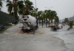 Kuşadası'nda sağanak yaşamı olumsuz etkiledi