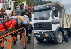 Kamyonun altında kalan motosiklet sürücüsü ağır yaralandı