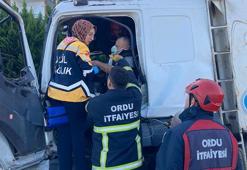 TIR’a arkadan çarpan kamyonda sıkışan sürücüyü itfaiyeciler kurtardı