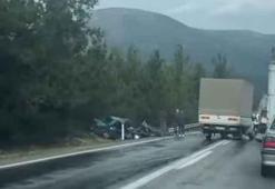 Kamyonetle otomobil çarpıştı: 2 ölü, 1'i ağır 2 yaralı