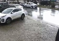 Sürücüsünün el frenini çekmeyi unuttuğu otomobil, kazaya neden oldu; o anlar kamerada