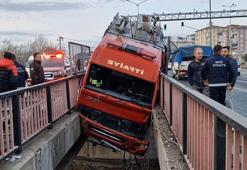 Lastiği patlayan itfaiye aracı, iki köprü arasına sıkıştı; 3 yaralı