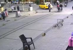 Fatih'te yolun karşısına geçen çocuğa motosiklet çarpıp kaçtı; kaza kamerada