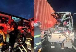 Yolcu otobüsü, otoyolda TIR'a çarptı; 7 ölü, 11 yaralı