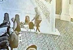 Avcılar’da camide namaz kılanların çantalarını çalan şüpheli kamerada