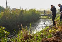 Kanala uçan cipte ölen eşinin cenazesinin çıkarılmasını gözyaşlarıyla izledi