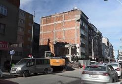 Sultangazi'de yıkımı yapılan binanın bitişiğindeki 5 katlı apartmanın tüm dairelerinde hasar oluştu; balkon duvarı yıkıldı