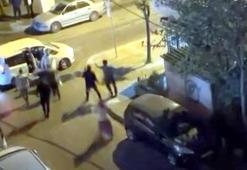 Avcılar'da sokak ortasında tekme yumruklu kavga kamerada