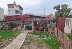 Hatay'da kuvvetli rüzgar çatıları uçurdu