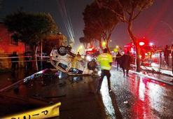 Sürücünün kontrolünü yitirdiği otomobil, aydınlatma direğine çarpıp, takla attı; 2 yaralı