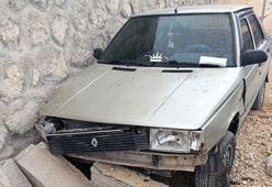İstinat duvarına çarpan otomobilin sürücüsü ağır yaralandı, annesi öldü