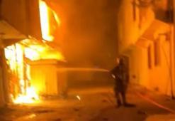 3 katlı binada çıkan ve bitişiğindeki 4 katlı binaya sıçrayan yangın söndürüldü