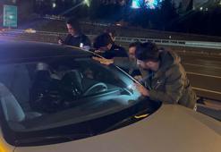 Bağcılar TEM Otoyolu’nda otomobilde uyuyan sürücüyü itfaiye uyandırdı