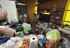 Trabzon'da 3 evden tonlarca çöp çıktı