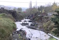 Sarıyer'de yol çöktü; araçlar dereye düştü