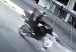 Büyükçekmece'de otomobilin çarptığı motosiklet sürücüsü yaralandı; kaza kamerada