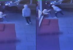 Sultangazi'de kapkaç girişimi kamerada; telefonu sahibinin elinden çalamayan şüpheli kaçtı