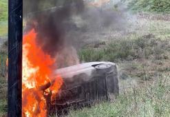 Tuzla'da şoförünün direksiyon hakimiyetini kaybetmesiyle araziye uçan minibüs alev alev yandı