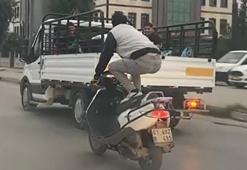 Motosikletle tehlikeli yolculuk kamerada; üzerine uzandı, ayağa kalktı