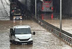 Alanya'da sağanak sonrası alt geçitte mahsur kalan 8 kişi kurtarıldı