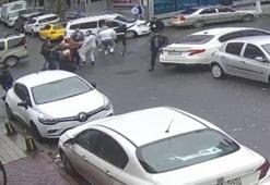 Sultangazi'de hasarlı trafik kazasının yumruklu kavgaya dönüştüğü anlar kamerada