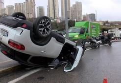 Ataşehir'de motosiklete çarpan otomobil takla attı: 2 yaralı