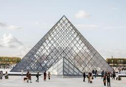 Louvre Müzesi’nde su sızıntısı: Yüzlerce kitap hasar gördü