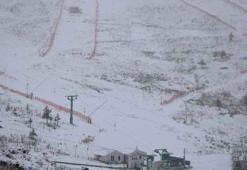 Kartalkaya pistler beyaza büründü, kar kalınlığı 10 santime ulaştı