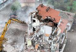 Sındırgı'da 27 Ekim'deki depremde ağır hasar alan binalar yıkılıyor