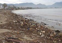 Alanya'da sağanak ve fırtına ile denize sürüklenen atıklar sahilde kirlilik oluşturdu