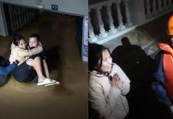 Sağanakta evinde mahsur kalan yabancı uyruklu kadını ekipler kurtardı