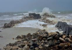 Zonguldak’ta fırtına nedeniyle dalga boyu 4 metreye ulaştı