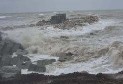 Zonguldak’ta fırtına nedeniyle dalga boyu 4 metreye ulaştı