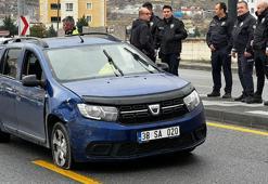 Polisten kaçan ehliyetsiz sürücü, otomobilinin lastiklerine ateş edilerek yakalandı