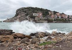 Bartın'da fırtına; dalga boyu 3 metreye ulaştı
