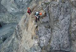 Yusufeli'de kaya riskine karşı endüstriyel dağcılar görevde