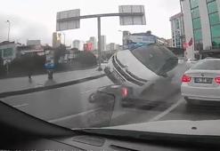 Ataşehir’de motosiklete çarpan otomobil takla attı; ölümden döndü