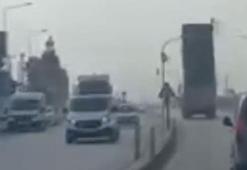 Kamyonun açık kalan damperi, trafik lambasına çarptı