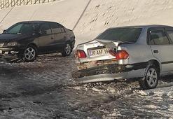 Van'da buzlanmış yolda zincirleme kaza; 5 yaralı