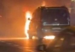 Esenyurt D-100 Karayolu'nda hafif ticari araç alev alev yandı