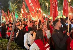 İzmir’de belediye işçileri eylemin ikinci gününde meşalelerle yürüdü