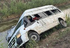 Tarım işçilerini taşıyan minibüs, sulama kanalına devrildi; 18 yaralı