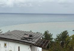 Bartın Irmağı'nın döküldüğü noktada denizin rengi kahverengiye döndü