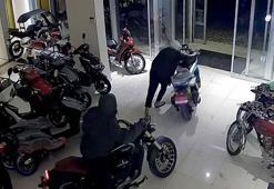 Kepengini zorlayarak girdikleri galeriden 1 dakikada 4 motosiklet çaldılar