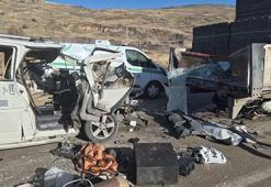 Hafif ticari araç, TIR'a arkadan çarptı: 3 ölü