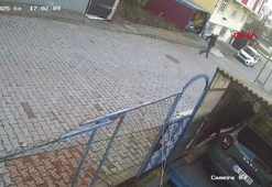 Arnavutköy'de silah zoruyla girdikleri evde 4 yaşındaki çocuk ile annesini darbedip, ziynet eşyalarını gasbettiler